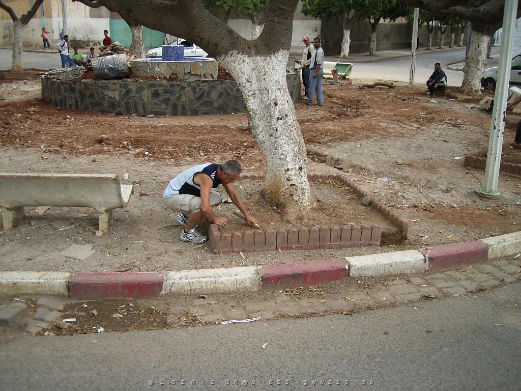 021-ORAN-Juin06-Place Noiseux-(Richard recueille un peu de terre).jpg - Unicode